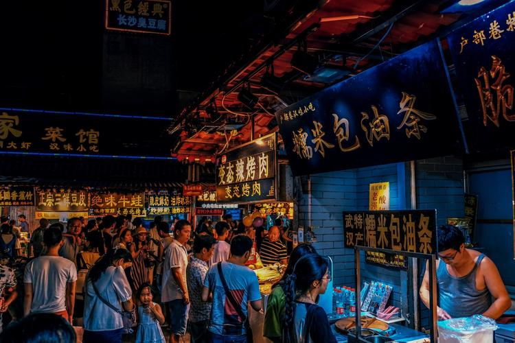 武汉夜晚好去处，领略本土风情，打卡热门步行街与户部巷